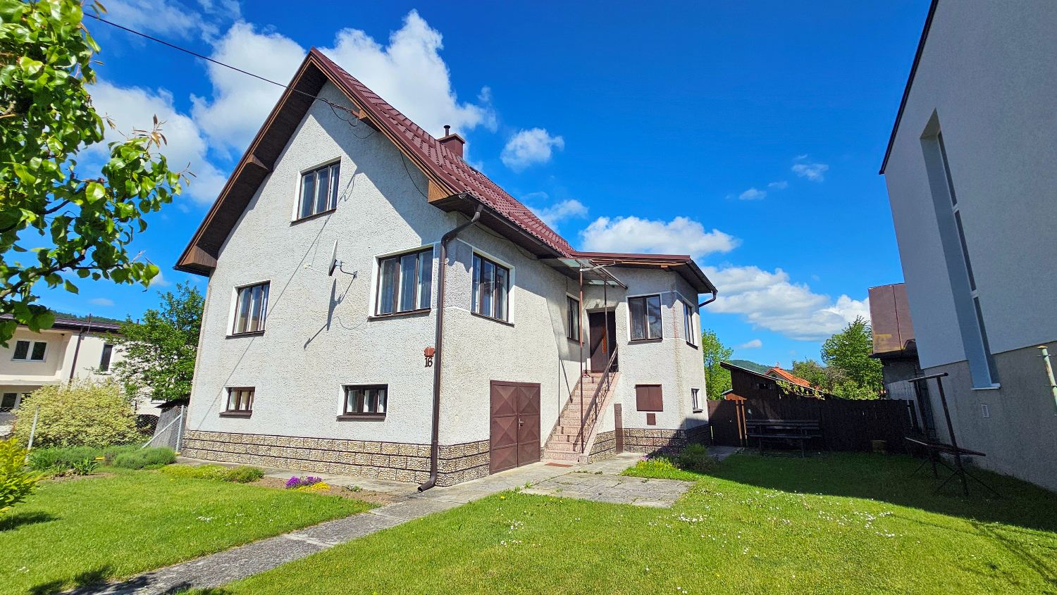 Využite veľa priestoru: 3-podlažný rodinný dom, pozemok až 1.252 m2, predaj, Kľače pri Raj. Teplic., Cena: Dohodou