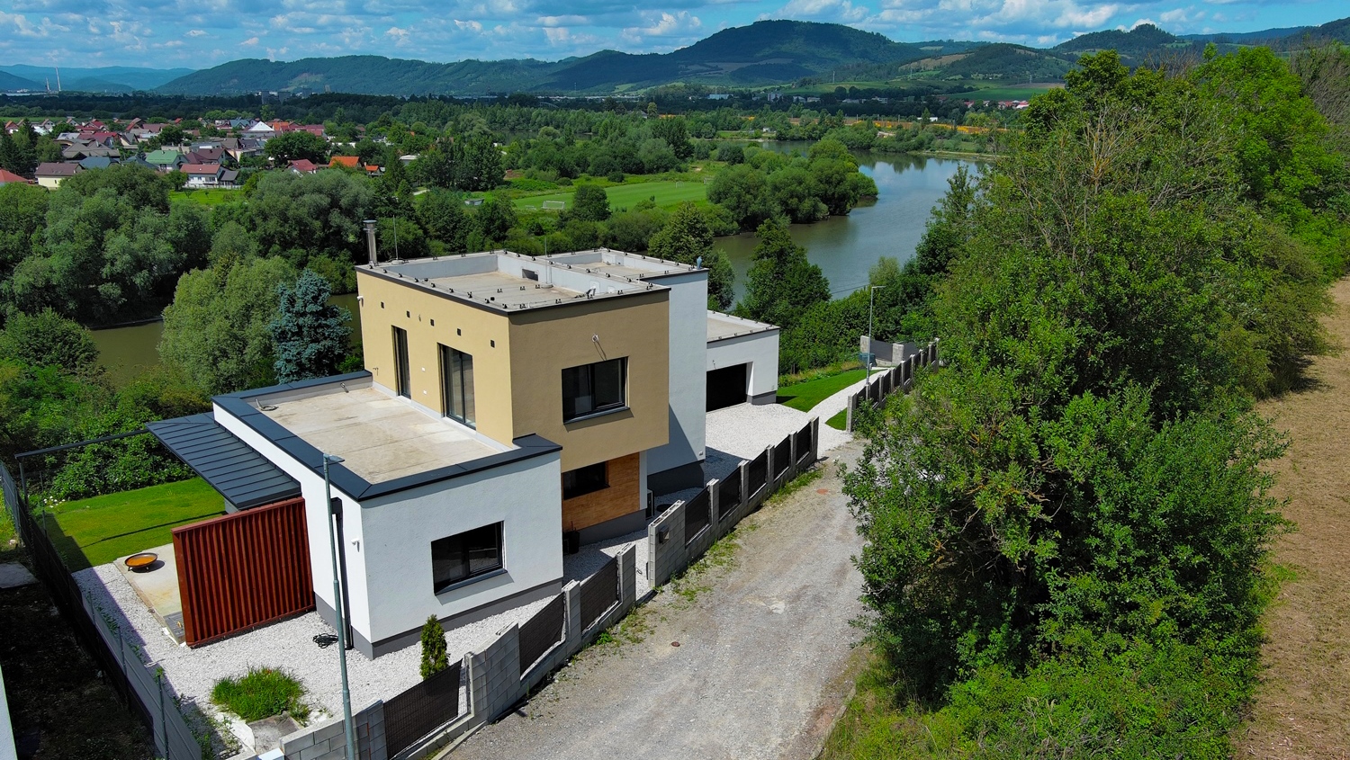 Váš domov s výhľadmi, ktoré Vás dostanú: moderný 4-izbový rodinný dom, Varín pri Žiline, Cena: 499.900€