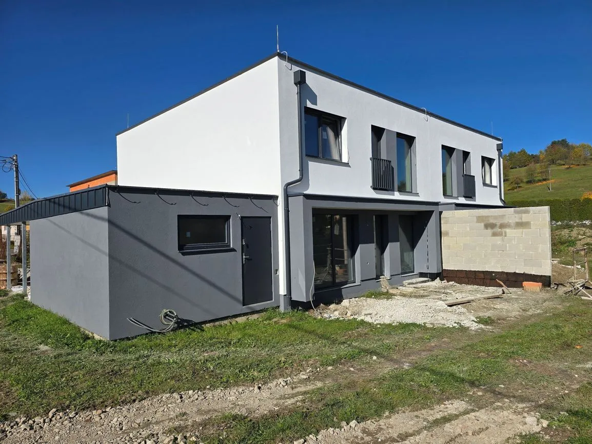 (A1) Moderné bývanie v Bitarovej - 4 izbový dom s garážou, terasou a záhradou len 5 minút od Žiliny
