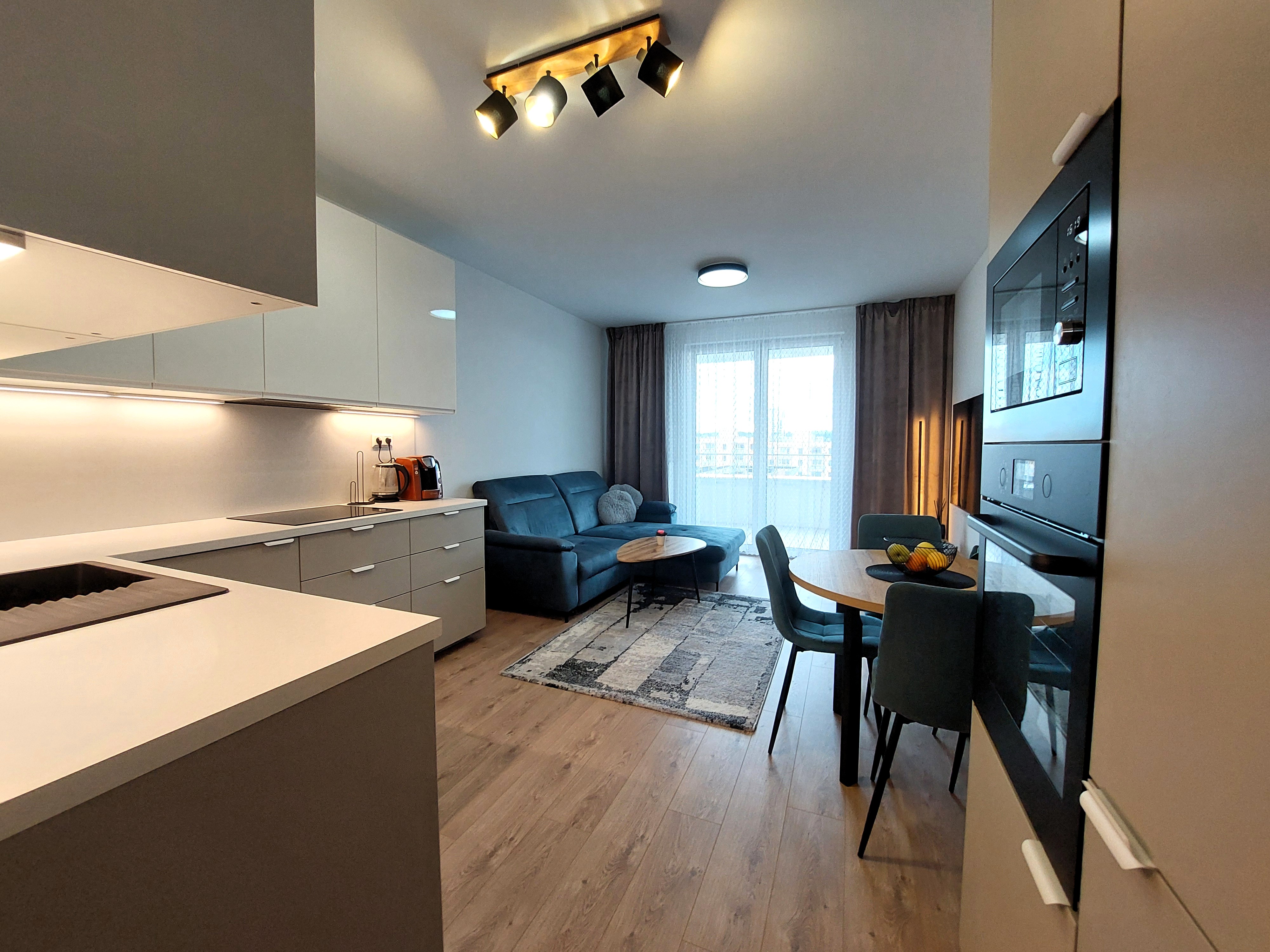 EXKLUZÍVNE! Štýlový 2-izbový byt, krytá terasa, výhľady, vlastné parkovanie, výborná lokalita, Žilina – Zelené Vlčince 