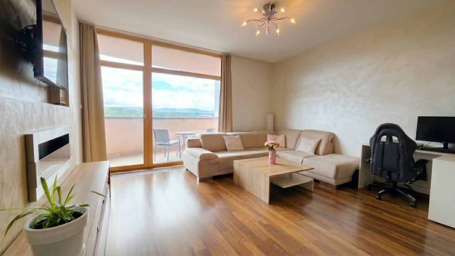 Výhľady z 13. poschodia, loggia 13 m², komplet zariadený 2-izbový byt, Žilina - Europalace, Cena: 218.900€