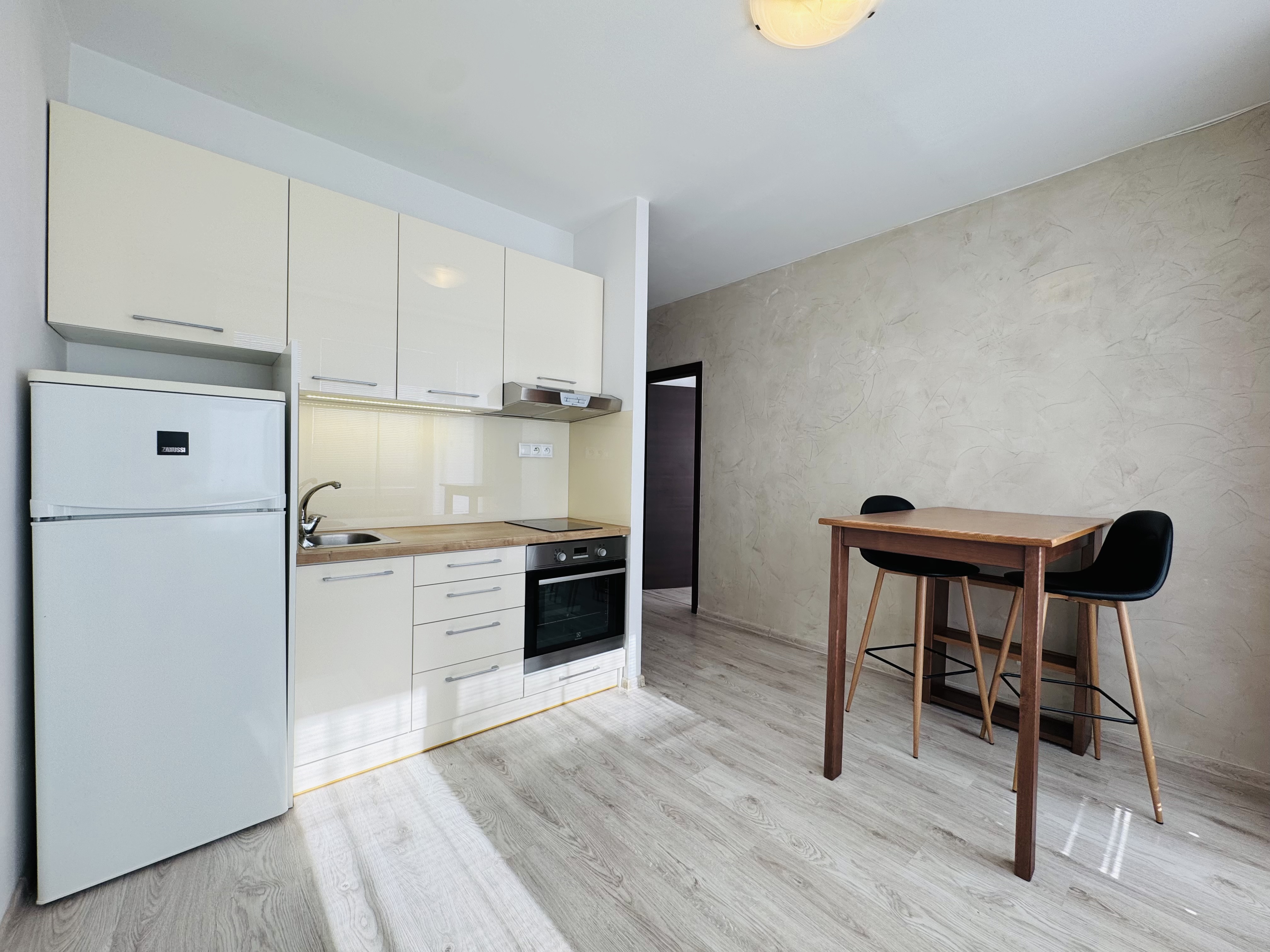 Slnečný 1-izbový byt so samostatnou spálňou a veľkým 8 m2 balkónom, Bajzova, Žilina, 590 € vrátane energií a internetu