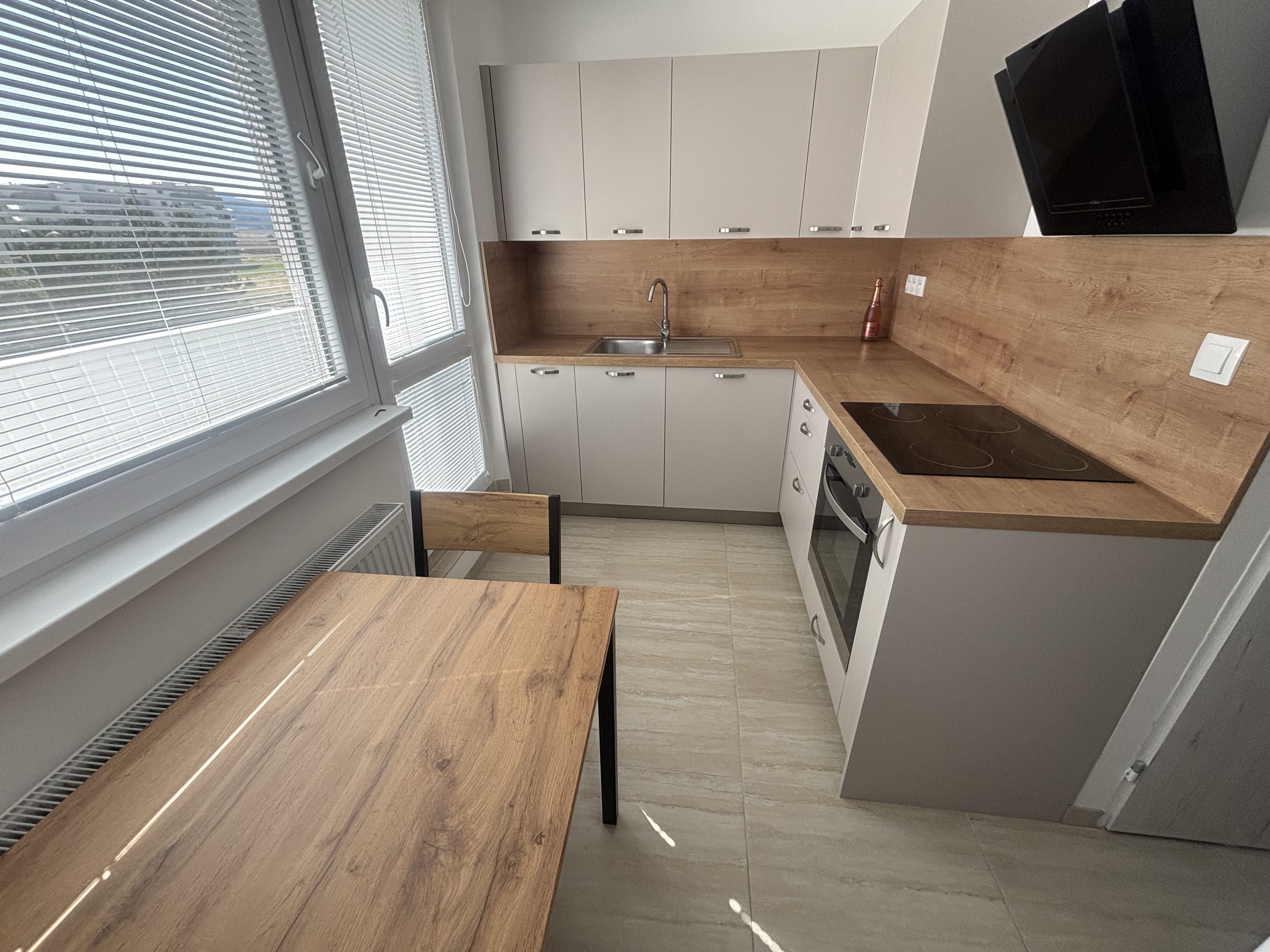 PREDAJ, SLNEČNÝ 1 IZBOVÝ BYT S BALKÓNOM, POPRAD